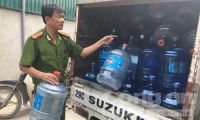 Công an Hà Nội phát hiện cơ sở sản xuất nước tinh khiết giả.